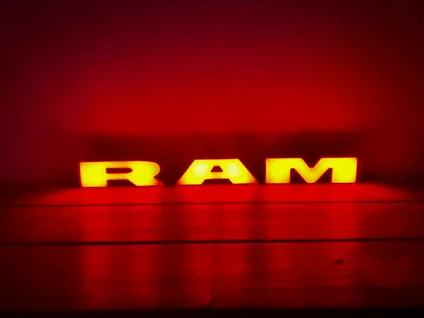 Dodge Ram verlichte letters rood