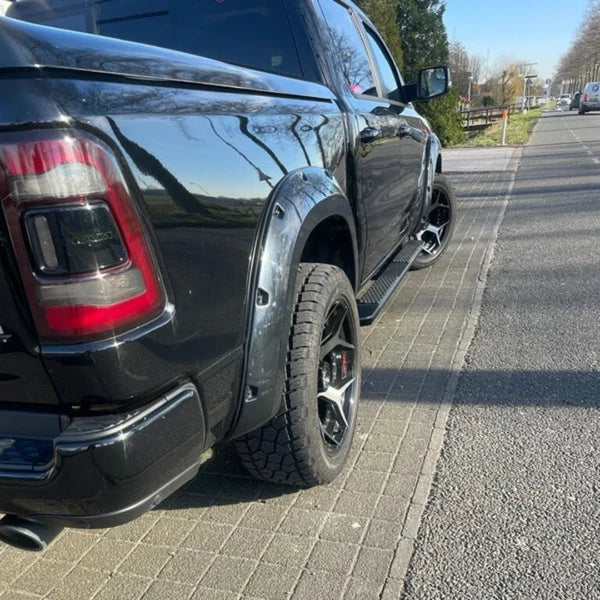 Dodge Ram 1500 fender flares met bout-accenten gen 5 2018-2025